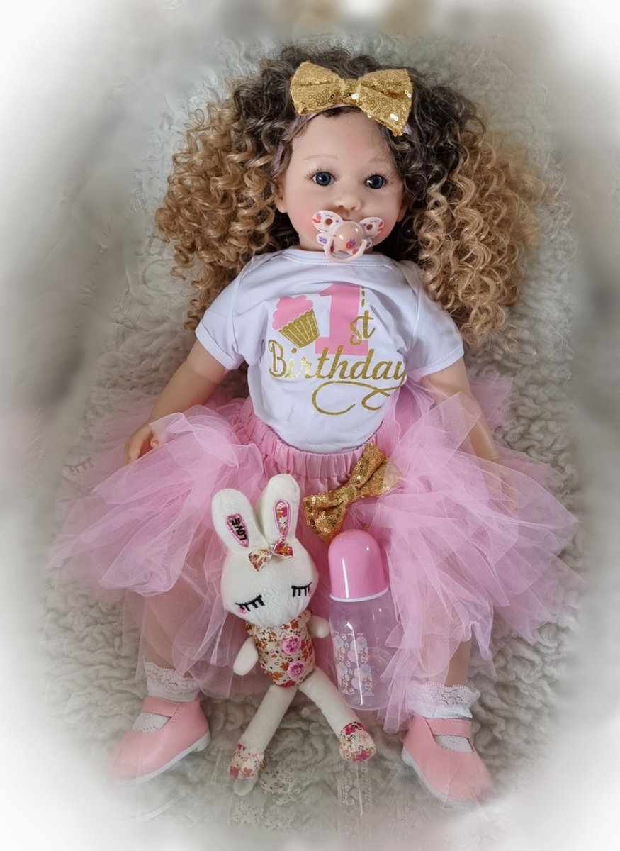 Reborn baby pop Maddie - 60 cm - Meisje met lange, blonde krullen - Met romper, rok, schoenen, knuffel, speen en fles - Soft silicone - Levensechte babypop